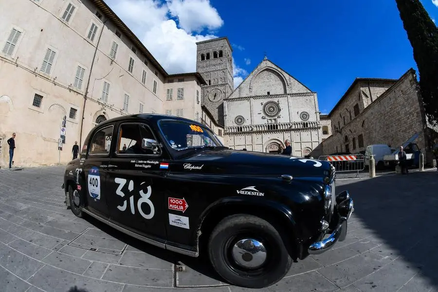 Il fascino di Assisi abbraccia la Mille Miglia