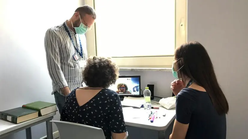 Silvia Ronchi, a destra, alle prese con la Maturità al Bambino Gesù di Roma - Foto Facebook