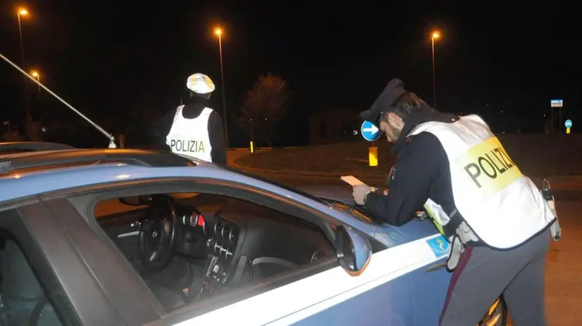 Polizia Stradale. Una pattuglia durante i controlli notturni. © www.giornaledibrescia.it