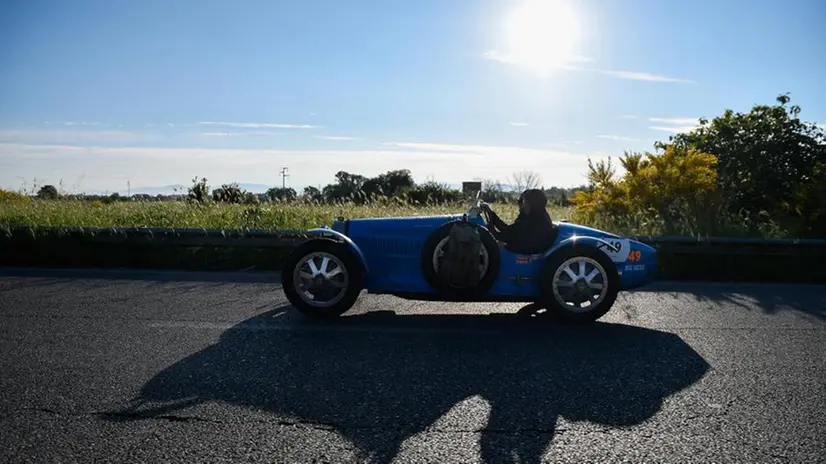 Le auto storiche costeggiano il lago di Vico