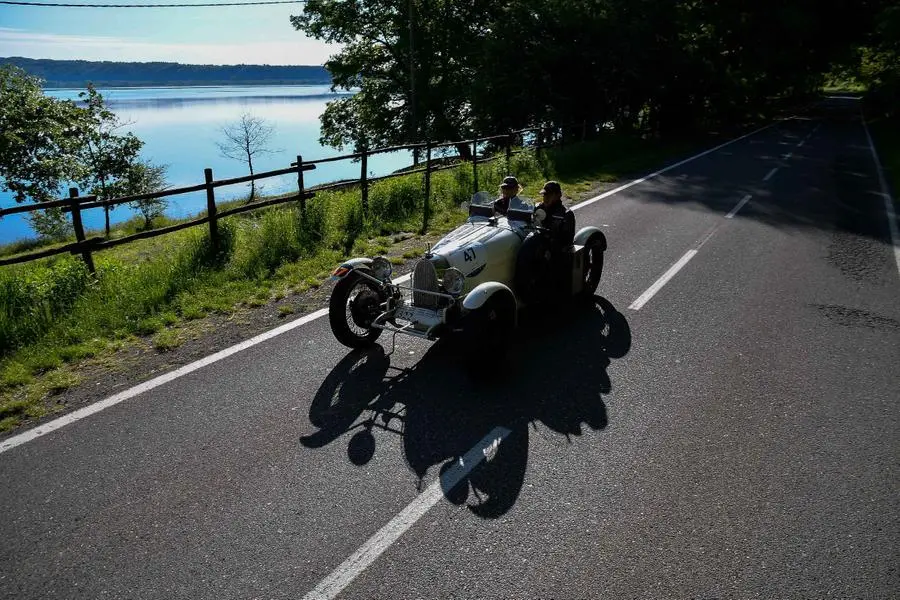 Le auto storiche costeggiano il lago di Vico