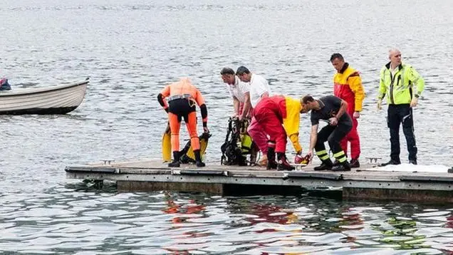 I soccorritori sul pontile - Foto La provincia by Andrea Butti