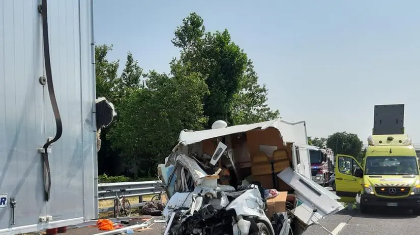 Il camper distrutto nel tragico schianto in A4