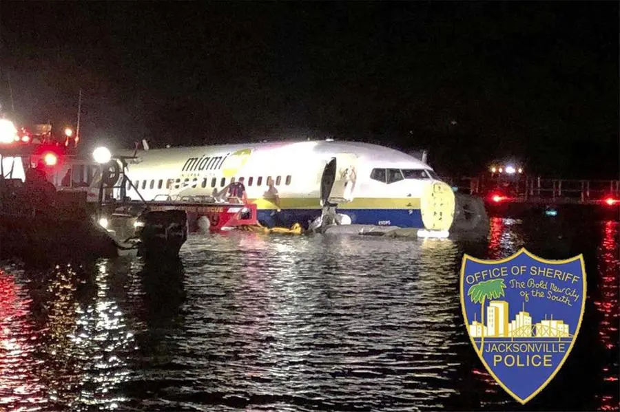 Boeing 737 fuori pista finisce in un fiume