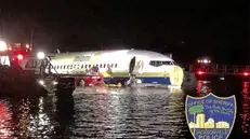 Boeing 737 fuori pista finisce in un fiume