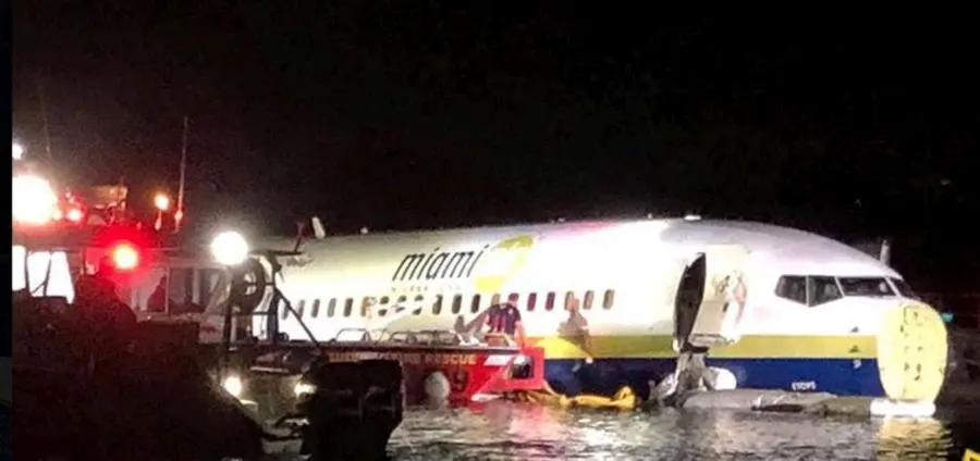 Boeing 737 fuori pista finisce in un fiume