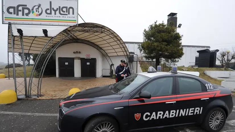 Carabinieri davanti al Dylan (foto d'archivio) - © www.giornaledibrescia.it