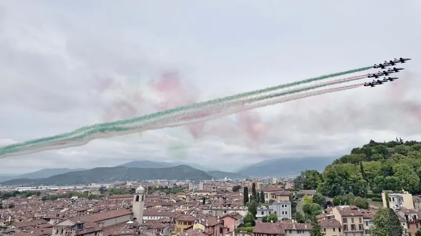 Spettacolari immagini del passaggio delle Frecce Tricolori