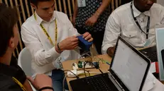 Studenti al lavoro nell'hackathon del Da Vinci 4.0