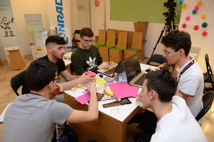 Studenti al lavoro nell'hackathon del Da Vinci 4.0