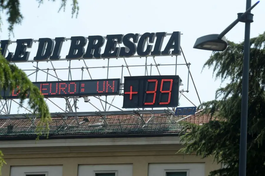 Toccati 39 gradi in piazza Repubblica a Brescia