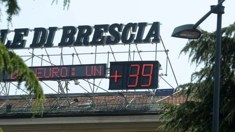 Toccati 39 gradi in piazza Repubblica a Brescia