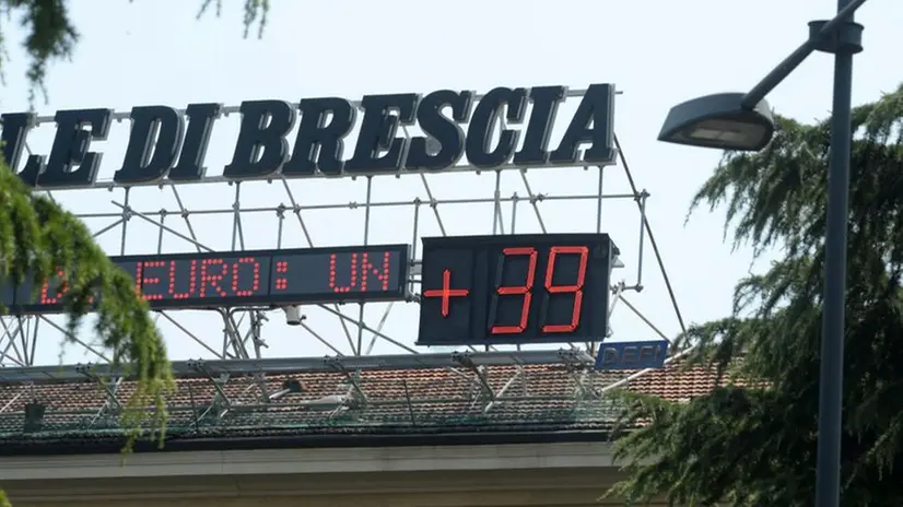 Toccati 39 gradi in piazza Repubblica a Brescia