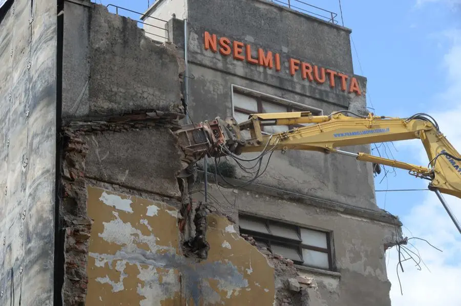 L'abbattimento dello stabile di Anselmi frutta