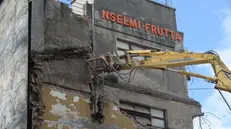 L'abbattimento dello stabile di Anselmi frutta