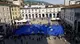 La bandiera europea dei record in piazza Loggia