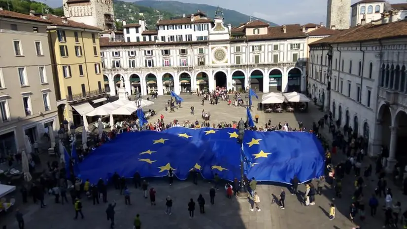 La bandiera europea dei record in piazza Loggia