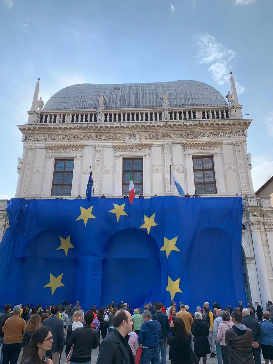 La bandiera europea dei record in piazza Loggia