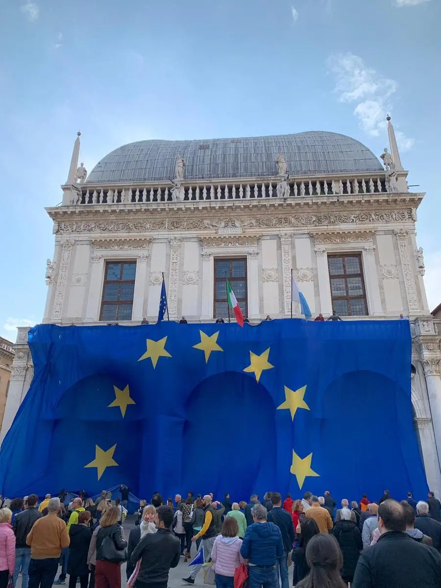 La bandiera europea dei record in piazza Loggia