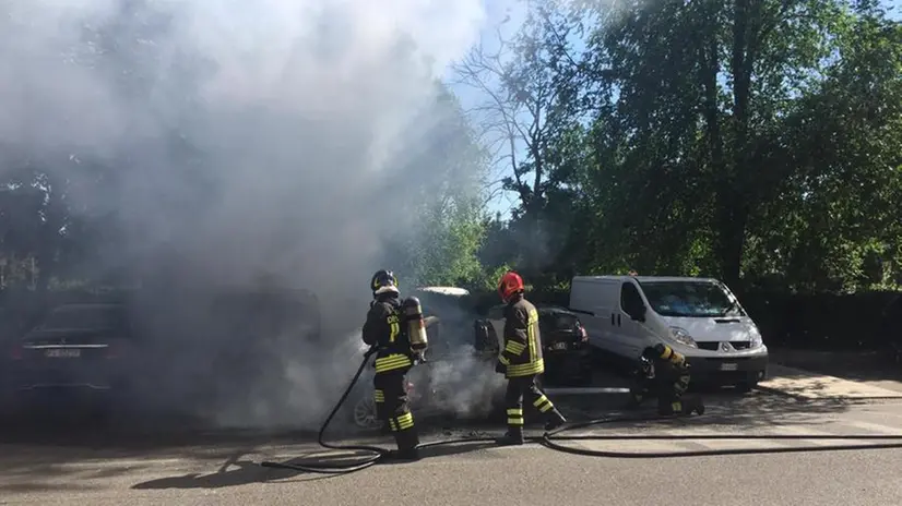Auto in fiamme in via Boves, altri 4 veicoli danneggiati