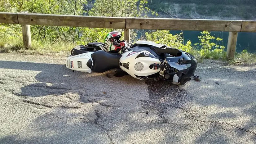 La moto riversa sulla strada dopo l'incidente - © www.giornaledibrescia.it