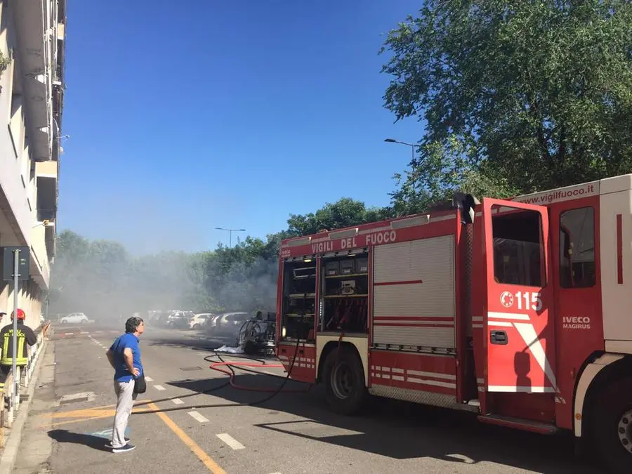 Auto in fiamme in via Boves, altri 4 veicoli danneggiati