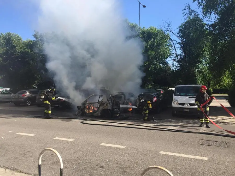 Auto in fiamme in via Boves, altri 4 veicoli danneggiati
