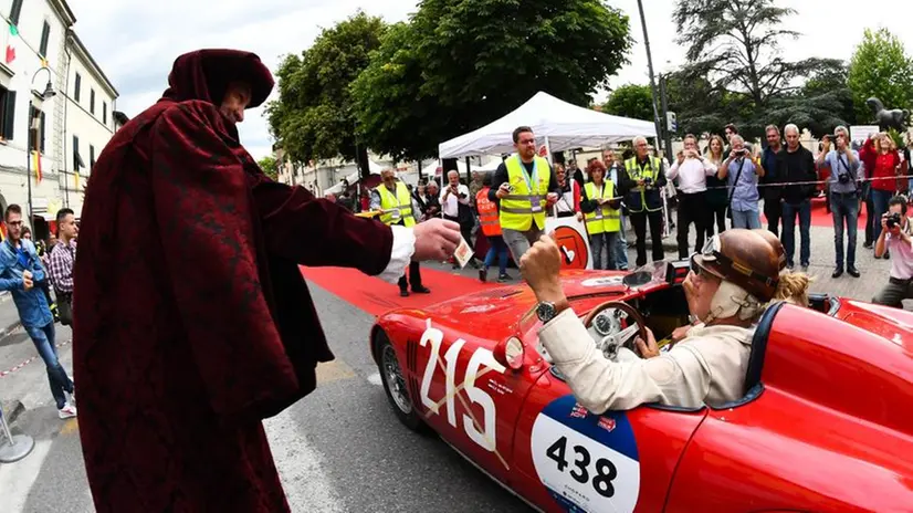La Mille Miglia arriva a Vinci e incontra Leonardo