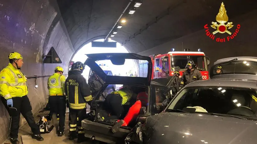 Pisogne, schianto nella Galleria Ronchi: soccorritori al lavoro