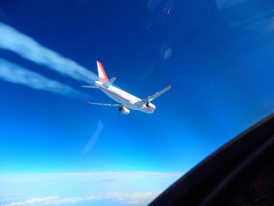 L'aereo civile della Lauda Air intercettato dall'Eurofighter del 36° Stormo