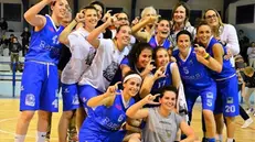 L'esultanza delle ragazze del Lions Basket School Brescia per la promozione  - Foto Sergio Bonzio © www.giornaledibrescia.it
