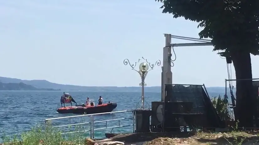 Tragedia in acqua a Salò, muore un turista