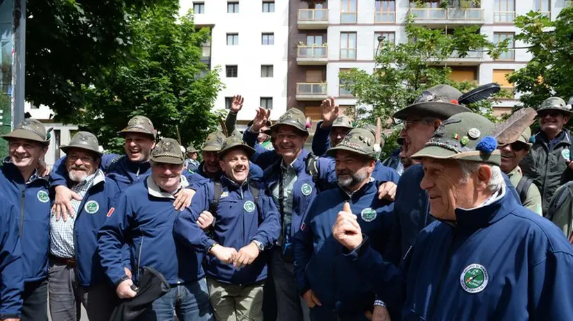 La sfilata degli alpini bresciani in diretta su Teletutto