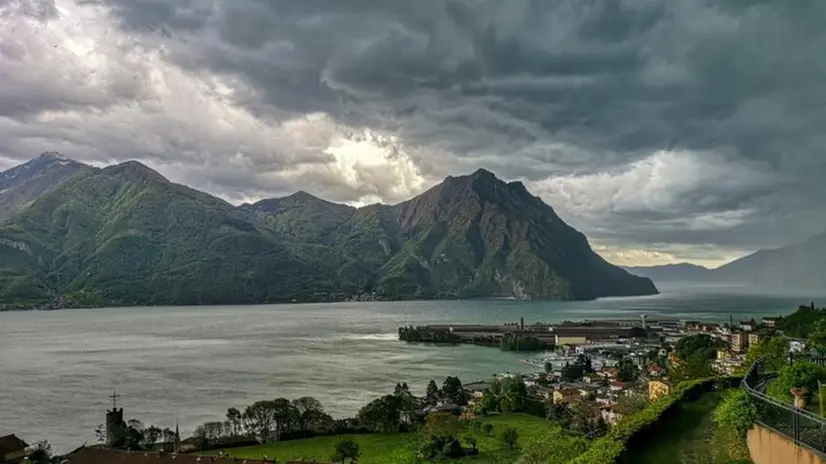 L'ennesimo temporale in arrivo sul lago d'Iseo - Foto Alfredo Stella © zoom.giornaledibrescia.it