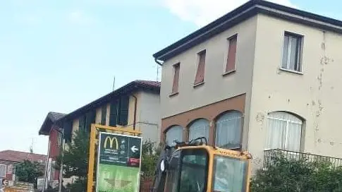 Una ruspa in via XXV Aprile - © www.giornaledibrescia.it