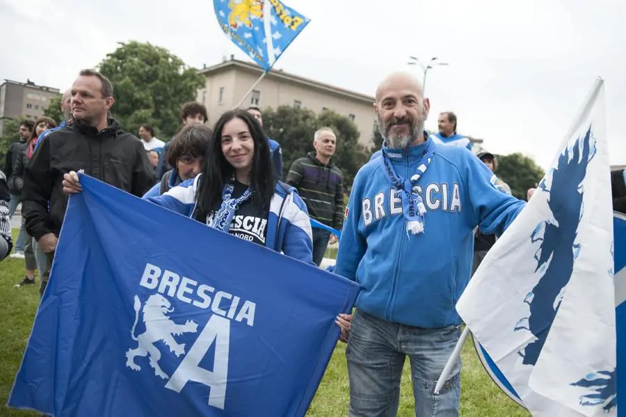 Facce da Brescia in piazzale Repubblica