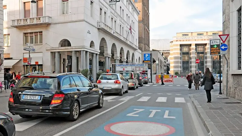 L'ingresso al parcheggio interrato di piazza Vittoria