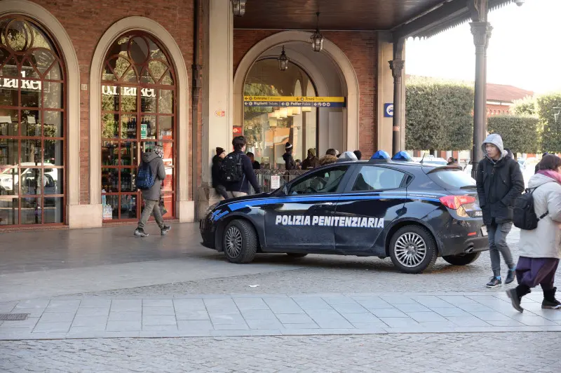 Un'auto della Polizia Penitenziaria davanti alla stazione ferroviaria di Brescia subito dopo l'evasione - Foto Gabriele Strada /Neg © www.giornaledibrescia.it
