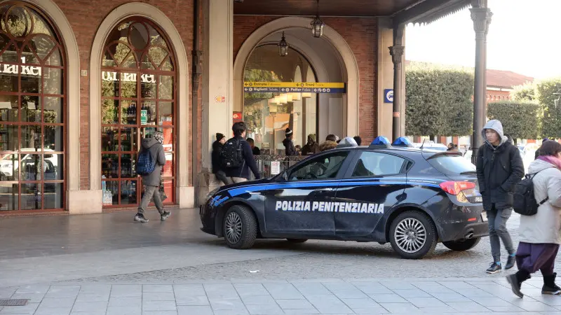 Un'auto della Polizia Penitenziaria davanti alla stazione ferroviaria di Brescia subito dopo l'evasione - Foto Gabriele Strada /Neg © www.giornaledibrescia.it