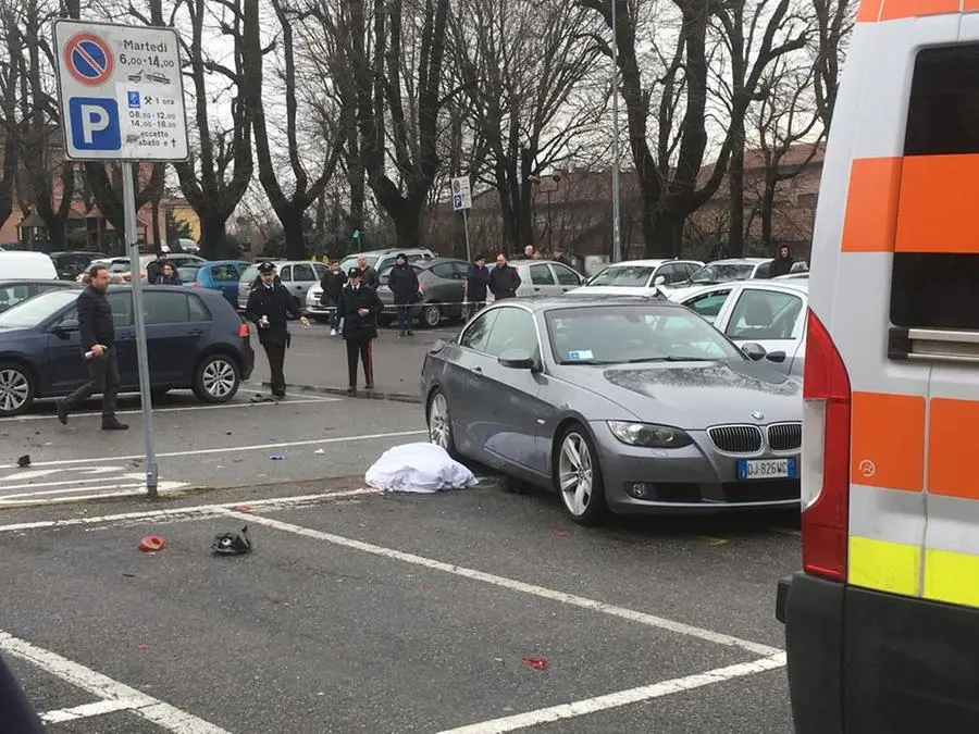 Pontevico, ingrana la retro per errore e uccide la moglie