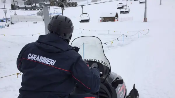 Sulla pista di Sauze una pattuglia di sciatori dei carabinieri della stazione di Oulx - Foto Ansa