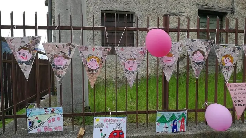 I bambini di Monno salutano il Giro