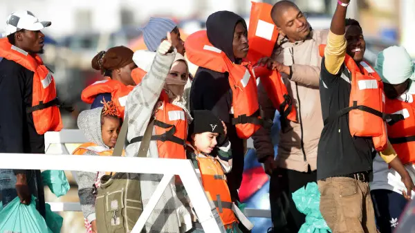 I 49 migranti fatti sbarcare dalle navi delle ong Sea Watch e Sea Eye
