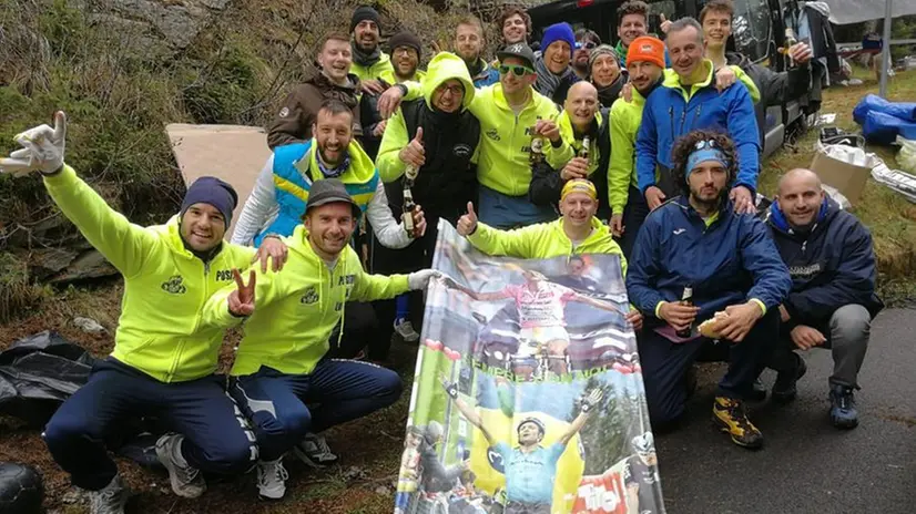Facce da Giro: i tifosi in attesa tra sport e goliardia