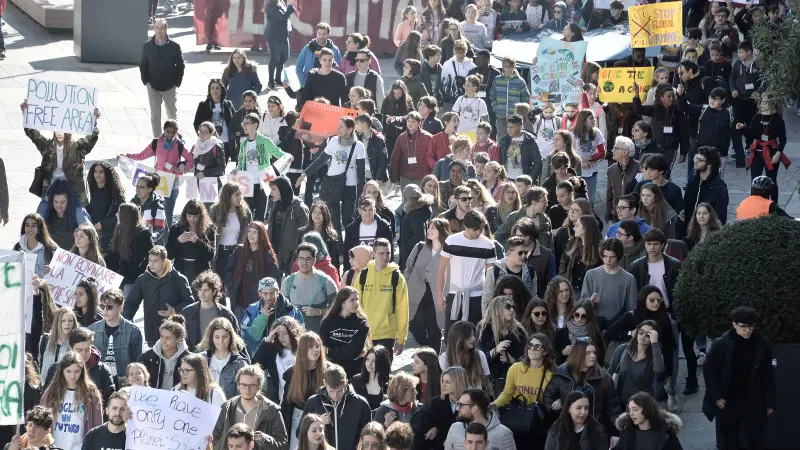 Il corteo di studenti in centro storico