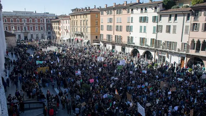 Il corteo in piazza Paolo VI