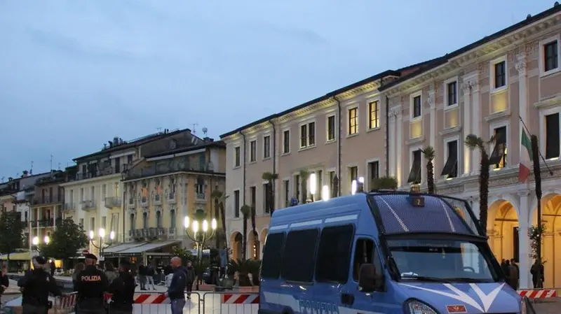 Agenti di Polizia sotto il municipio di Salò durante la seduta del Consiglio comunale - © www.giornaledibrescia.it