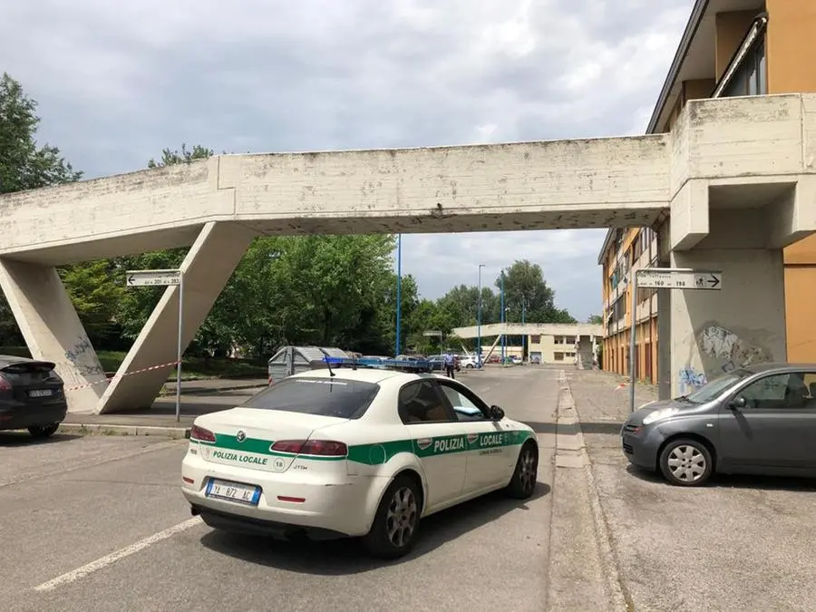 Camion urta il ponte di via Raffaello, verifiche in corso