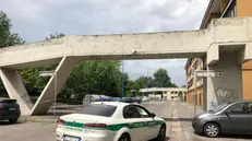 Camion urta il ponte di via Raffaello, verifiche in corso