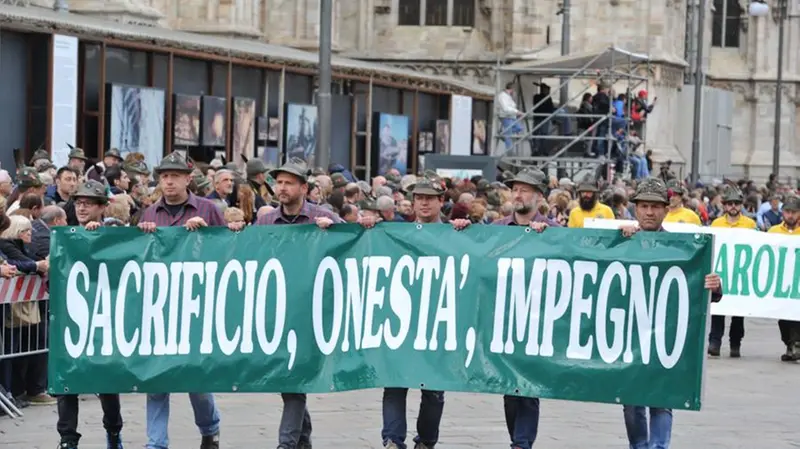 La sfilata degli ottomila alpini bresciani